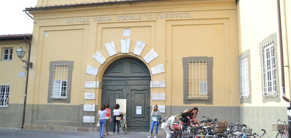 Lucca, petardi all’uscita della scuola: la preside scrive ai genitori