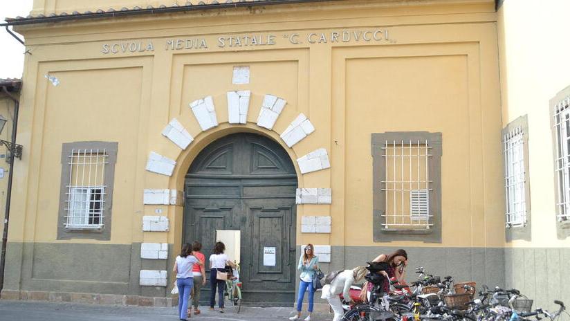 Lucca, petardi all’uscita della scuola: la preside scrive ai genitori