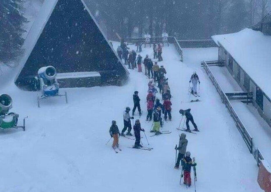 Sciatori in coda ieri mattina alla Doganaccia
