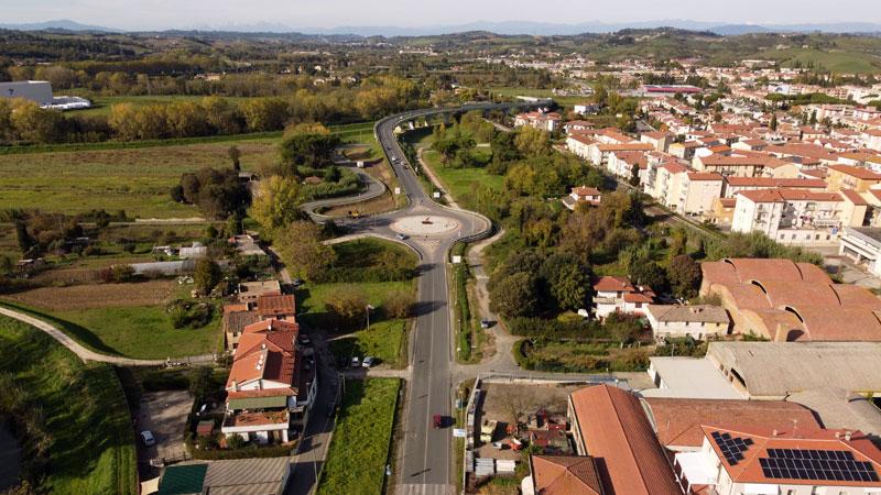 Via De Amicis affoga nel traffico. Quasi 10mila le auto ogni giorno