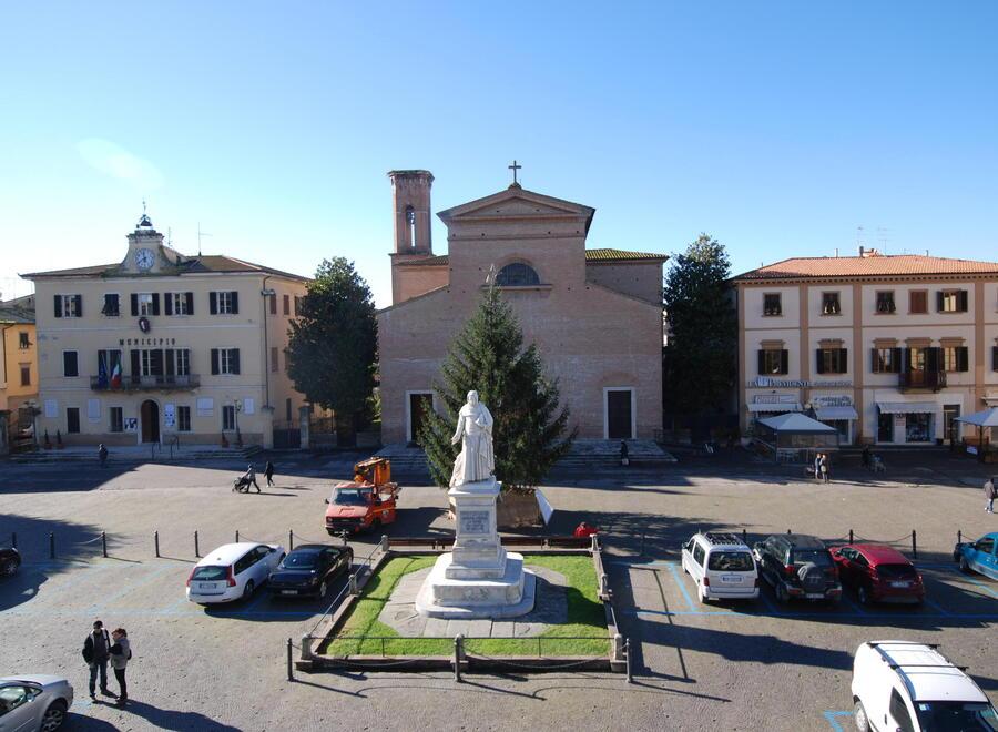 Piazza Boccaccio a Certaldo dove sabato si terrà il momento di protesta contro la nuova viabilità
