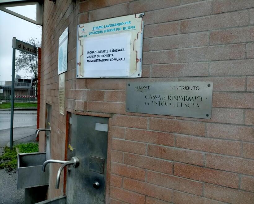 Il fontanello pubblico di San’Agostino con il cartello in cui si avverte della sospensione del servizio