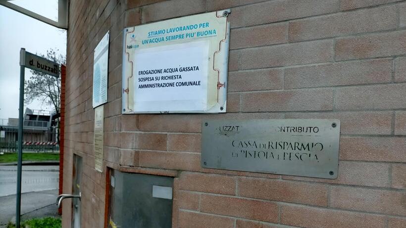 Il fontanello pubblico di San’Agostino con il cartello in cui si avverte della sospensione del servizio