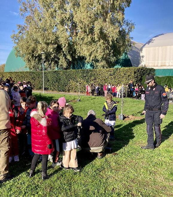 Cecina, i bambini piantano gli alberi per un futuro più verde