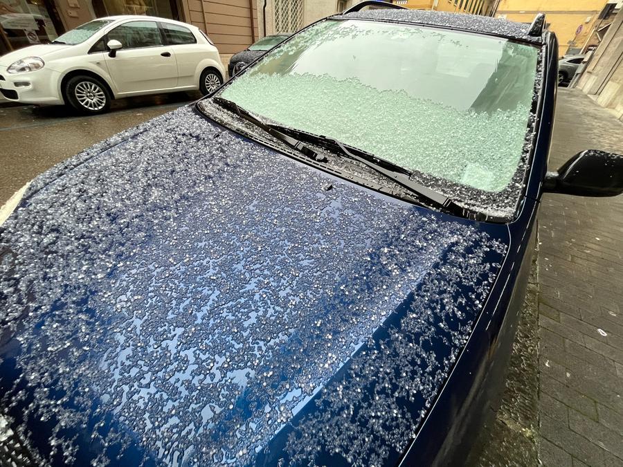 
	La neve tonda su un'auto a Pontedera nella mattina di gioved&igrave; 19 gennaio&nbsp;

