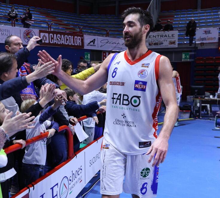 La gioia condivisa coi tifosi dal capitano della Fabo Herons Nicola Natali dopo la vittoria di domenica in casa con Pavia (foto Nucci)
