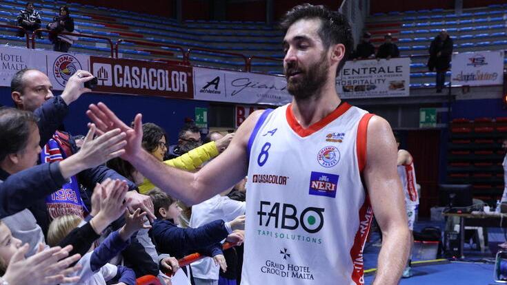 La gioia condivisa coi tifosi dal capitano della Fabo Herons Nicola Natali dopo la vittoria di domenica in casa con Pavia (foto Nucci)
