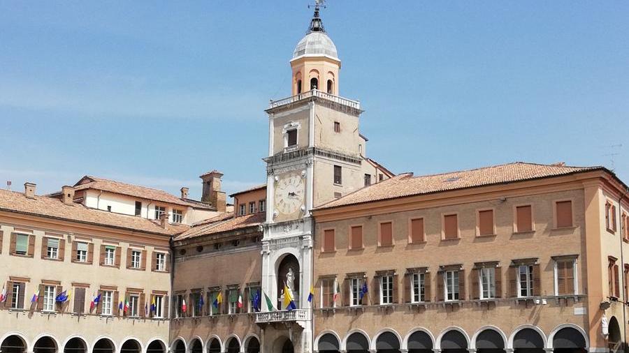 Modena, colpo di scena: il Tar blocca i lavori del Comune per la sostituzione dei lampioni led affidati a Hera
