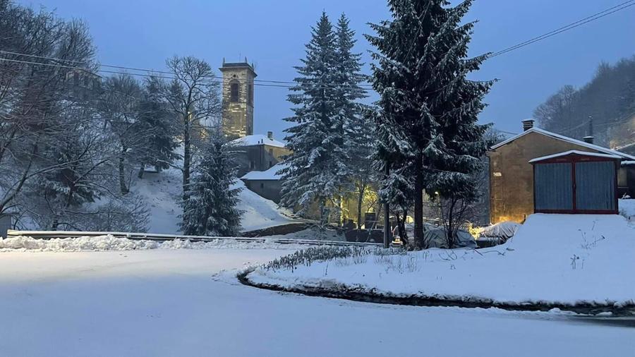La neve imbianca le Apuane