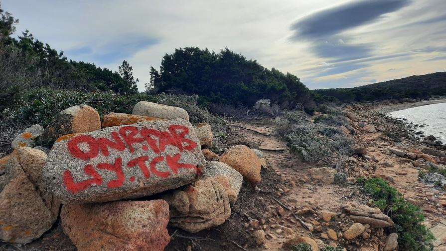 Rocce sfregiate con la vernice a Capo Coda Cavallo