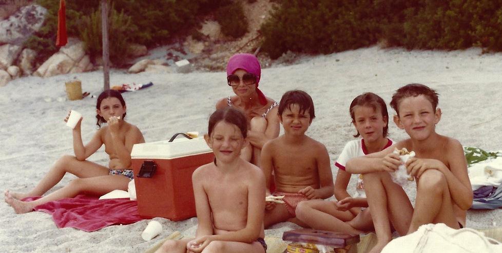 Audrey Hepburn in spiaggia a Romazzino con il figlio Luca Dotti e alcuni nipoti e amichetti