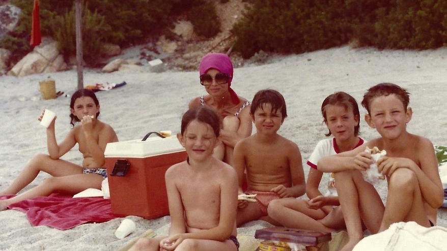 Audrey Hepburn in spiaggia a Romazzino con il figlio Luca Dotti e alcuni nipoti e amichetti