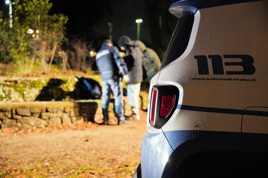 Disarma una guardia giurata e gli spara con la pistola, arrestato