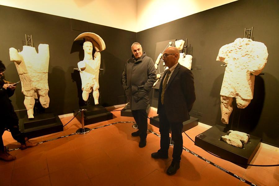 
	Il presidente della Fondazione Muroni, a sinistra e il direttore scolastico regionale Feliziani, a destra

