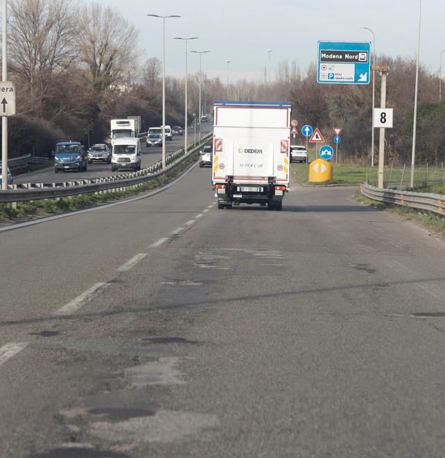 Buche in tangenziale a Modena, Sos Turista «Se avete danni fatevi rimborsare» 