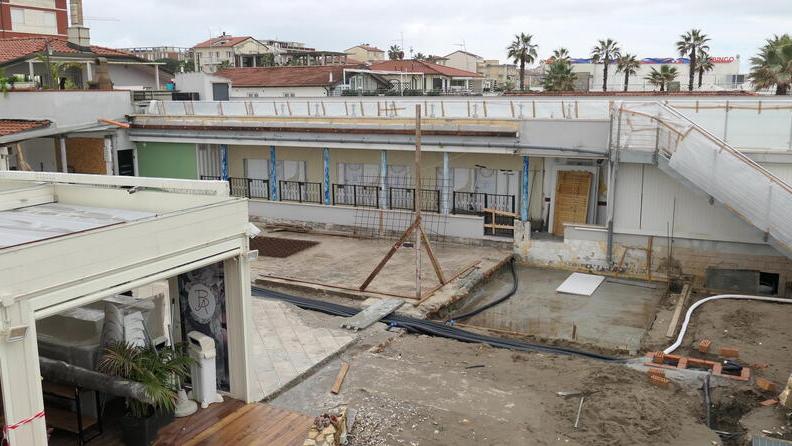 Cantieri aperti in due spiagge di Lido di Camaiore: «Così evitiamo le aste»