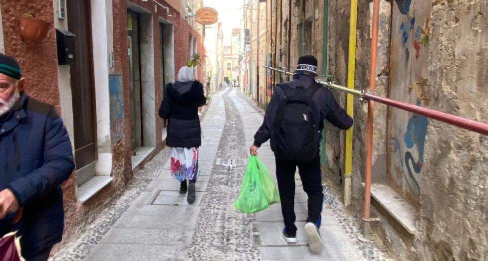 La vecchia palazzina si sgretola, i negozianti del centro di Sassari: «Un pericolo sopra le nostre teste»