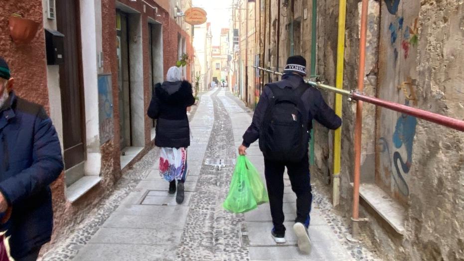 La vecchia palazzina si sgretola, i negozianti del centro di Sassari: «Un pericolo sopra le nostre teste»