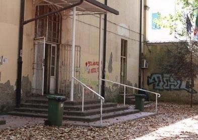 Incidente al liceo Cecioni: «Crolla il calco di un gesso, studentessa col dito semi amputato »