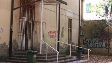Incidente al liceo Cecioni: «Crolla il calco di un gesso, studentessa col dito semi amputato »