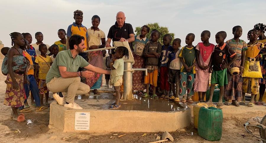
	Il presidente del Movimento Shalom,Vieri Martini, inaugura uno dei nuovi pozzi in Burkina Faso


