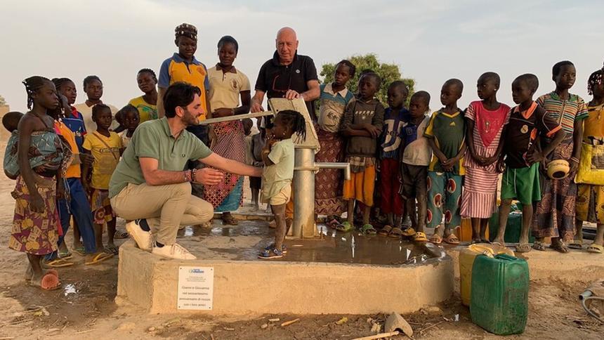 Il presidente del Movimento Shalom,Vieri Martini, inaugura uno dei nuovi pozzi in Burkina Faso