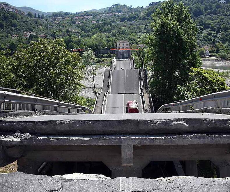 Crollo del ponte di Albiano Magra, in quattro finiscono a processo: i nomi e le accuse