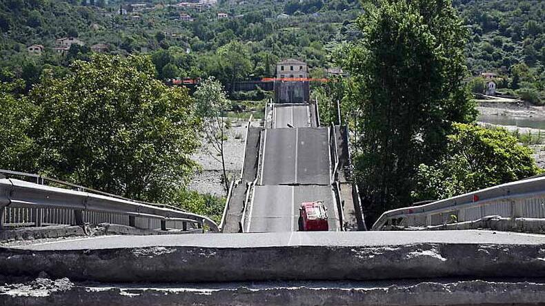 Crollo del ponte di Albiano Magra, in quattro finiscono a processo: i nomi e le accuse