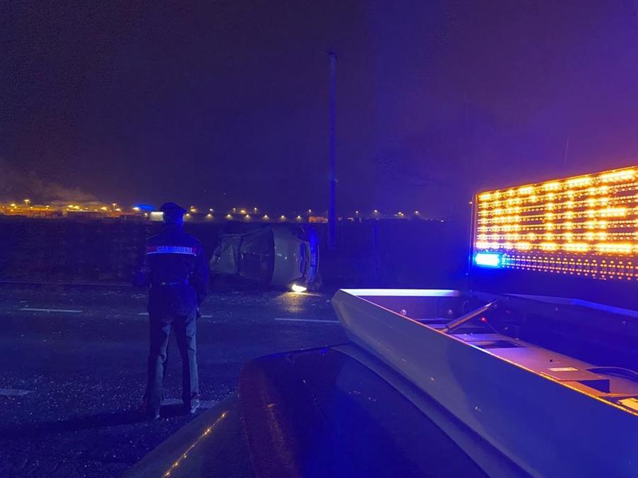 Villalunga, auto fuori strada ferita una 20enne