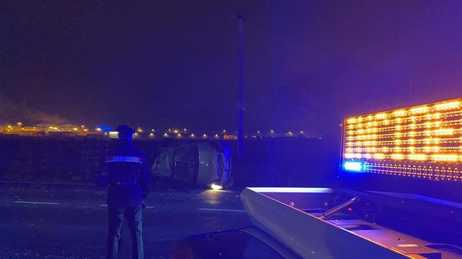 Villalunga, auto fuori strada ferita una 20enne