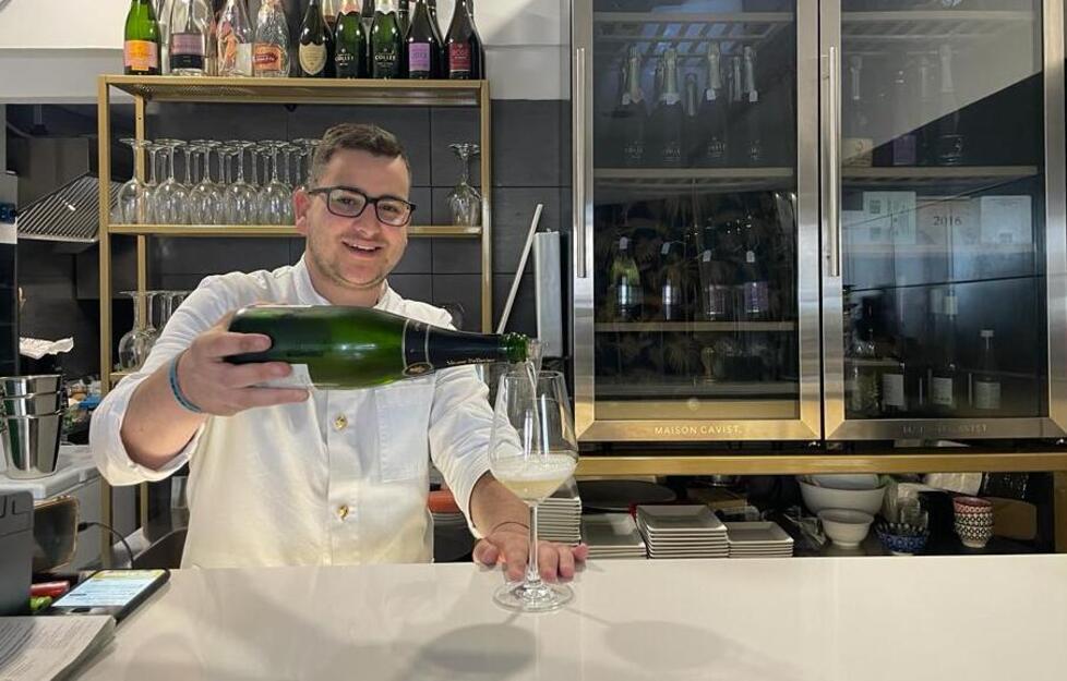 Matteo De Cortes nella Champagneria du Port al numero 105 di via Roma