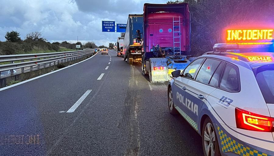 Tir perde il rimorchio sulla 131 all’altezza di Florinas, traffico a rilento