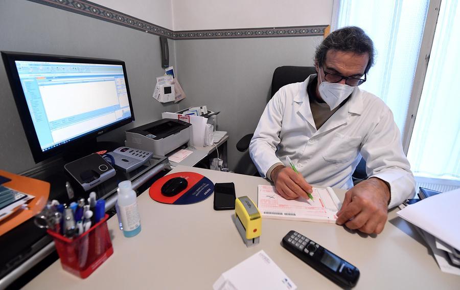 
	Un medico di base compila una ricetta

