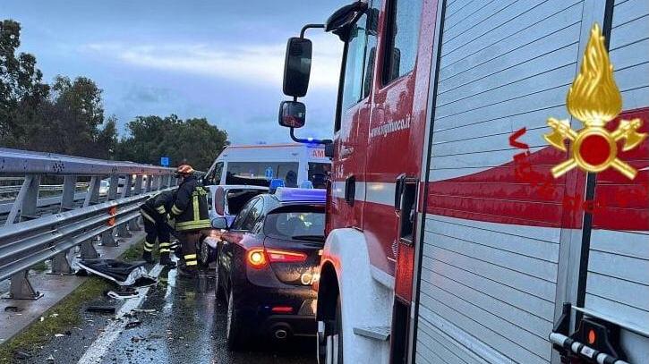 Gravissimo incidente sulla 130, ferite una donna e le sue due bambine: una è un coma