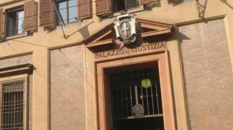 Castelfranco Lo rapinano e minacciano di bruciare la sua macchina: due condannati