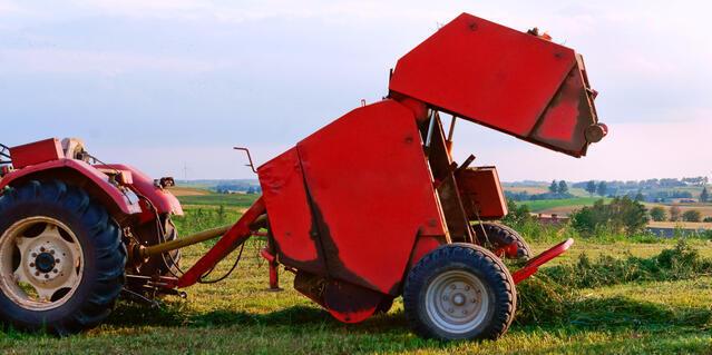 Schiacciato dal carro mentre spargeva il foraggio nel campo: muore sul colpo