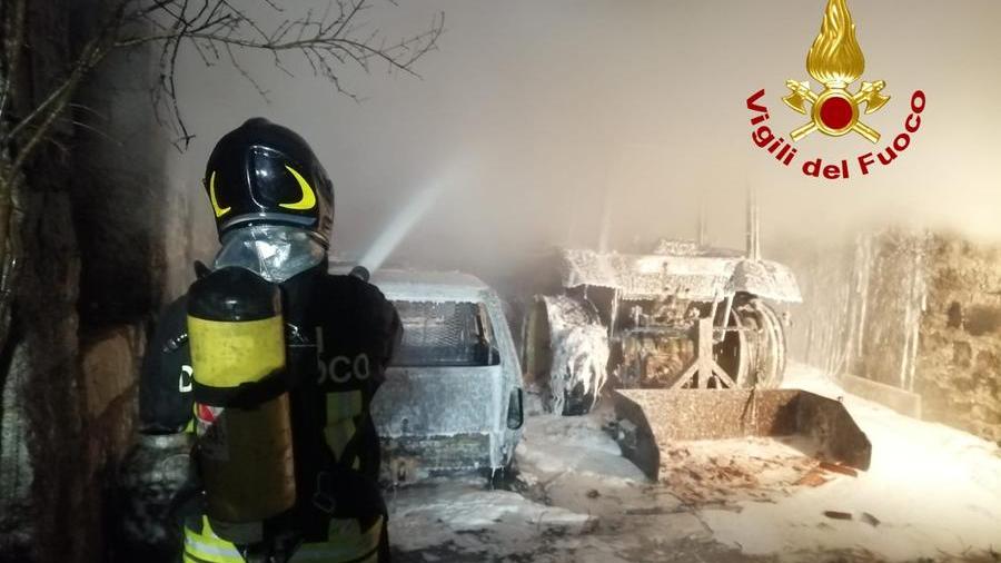 Fiamme in un garage ad Alà dei Sardi, distrutti tre mezzi