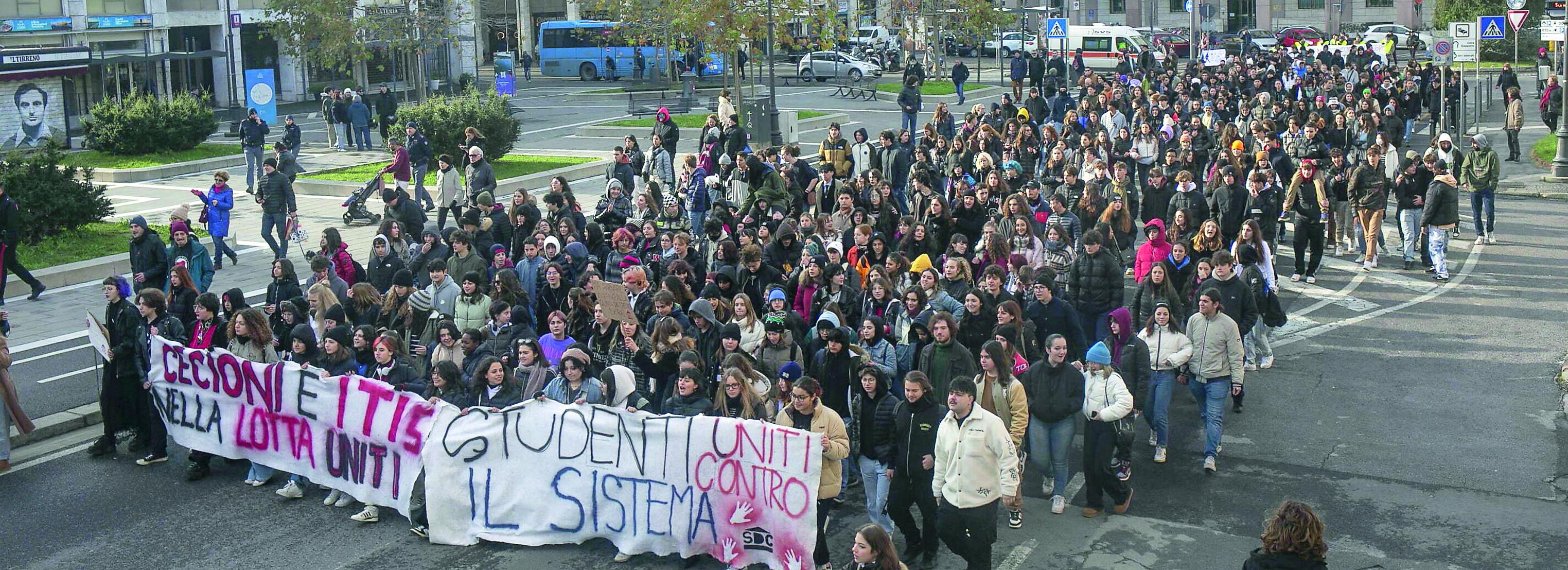 La rabbia degli studenti livornesi in piazza: «Ci sfruttano e ci uccidono»