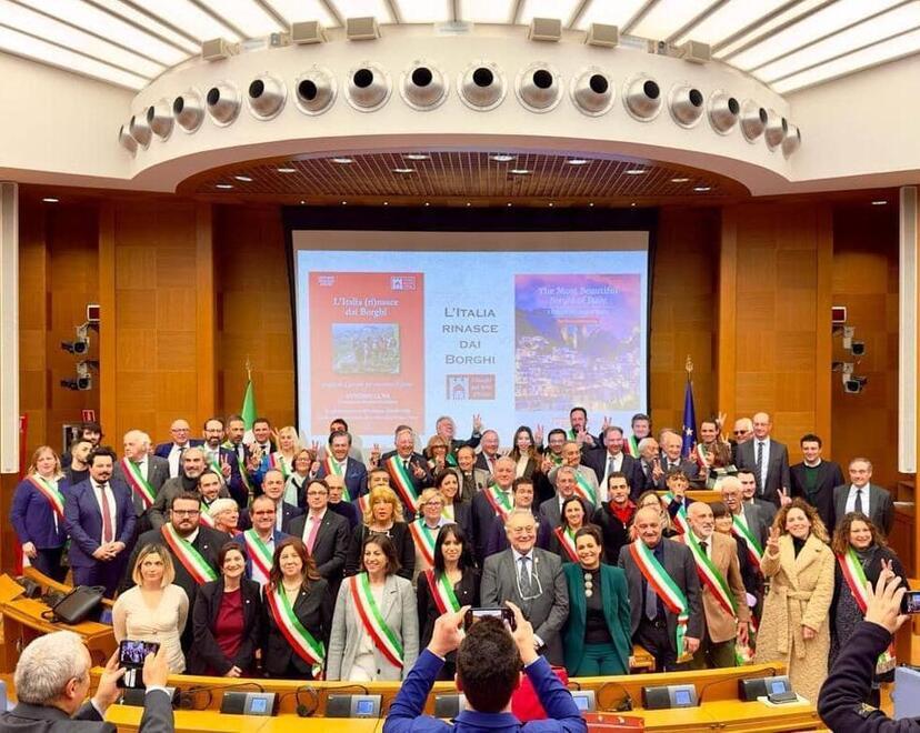 Il sindaco Gianni Addis con i colleghi della associazione Borghi più belli d’Italia