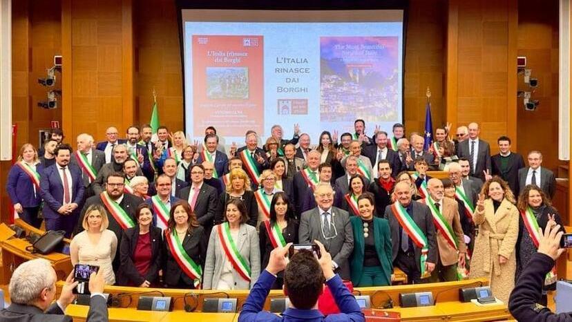 Il sindaco Gianni Addis con i colleghi della associazione Borghi più belli d’Italia