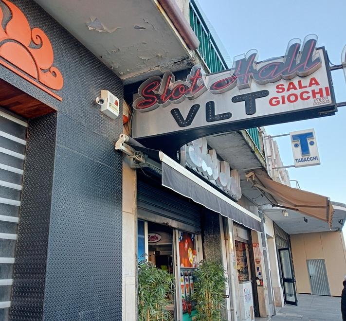 Rapina alla sala giochi in Passeggiata, la titolare strattonata da due banditi