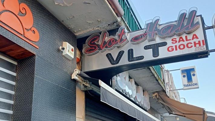 Rapina alla sala giochi in Passeggiata, la titolare strattonata da due banditi