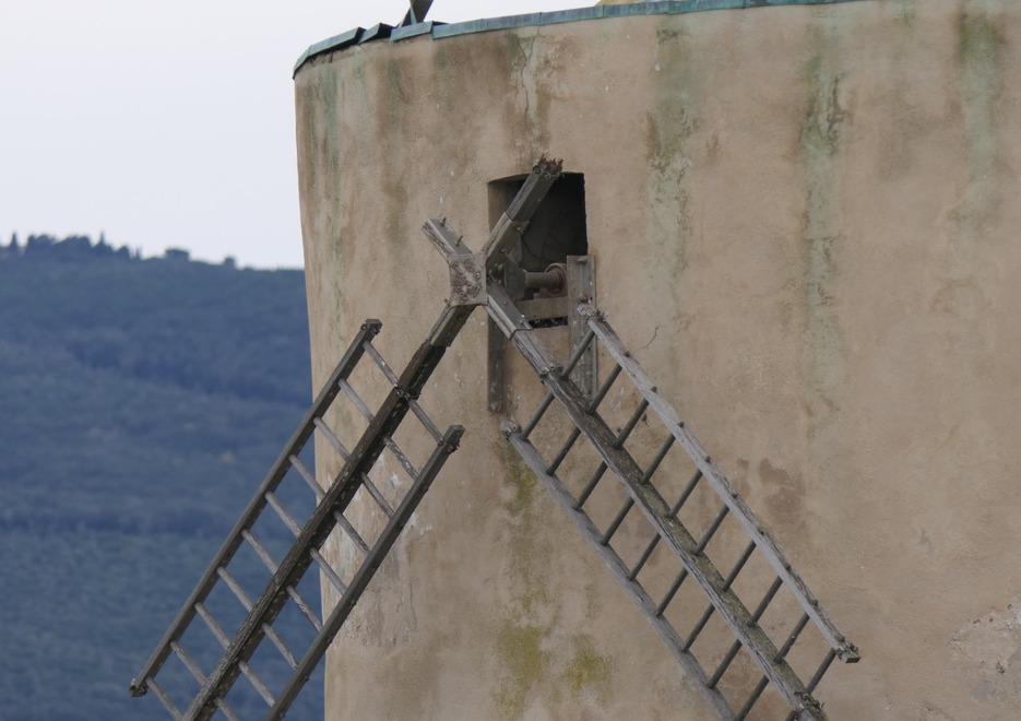 Mulino di Orbetello sfregiato, recuperata anche l’altra pala. Aveva “navigato” per chilometri