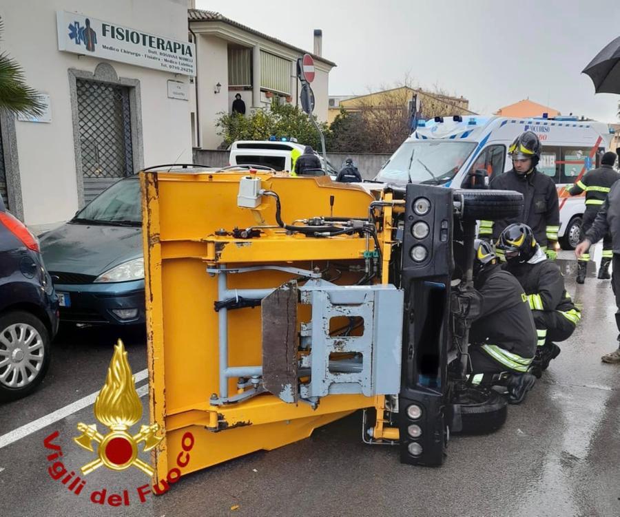 Olbia, scontro tra un mezzo della nettezza urbana e due auto: in ospedale l’operatore ecologico