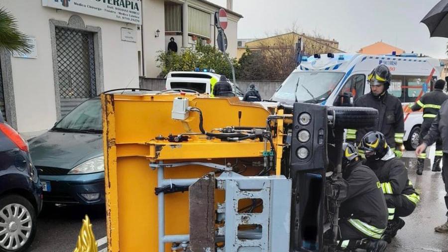 Olbia, scontro tra un mezzo della nettezza urbana e due auto: in ospedale l’operatore ecologico