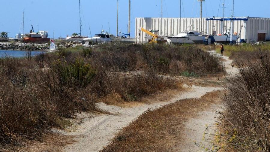 Un tratto del lungomare di Torregrande che da Villa Baldino conduce al porticciolo