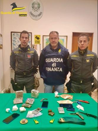 Spacciavano cocaina in casa a Shangai, arrestati due trentenni