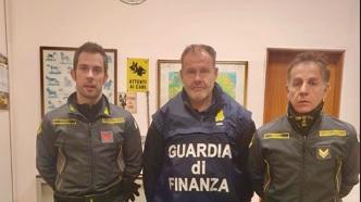 Spacciavano cocaina in casa a Shangai, arrestati due trentenni