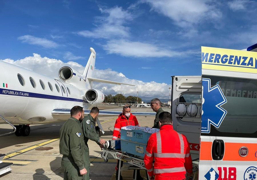 Bimba di un giorno in pericolo di vita da Cagliari a Milano con un volo militare