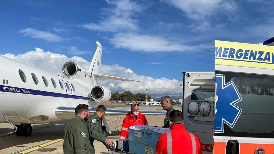 Bimba di un giorno in pericolo di vita da Cagliari a Milano con un volo militare